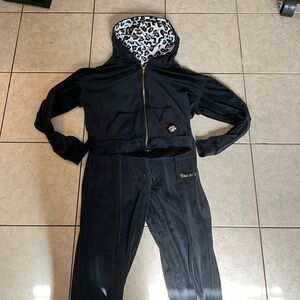 Buc-ee’s tracksuit got it as a Christmas gift. Never worn.